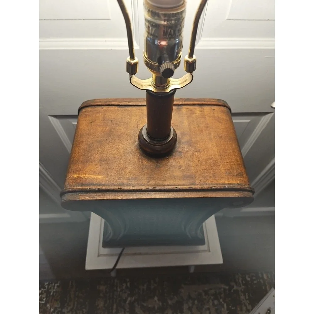 BEAUTIFUL Vintage-style Lamp With A Wooden Base And A Crane Insert